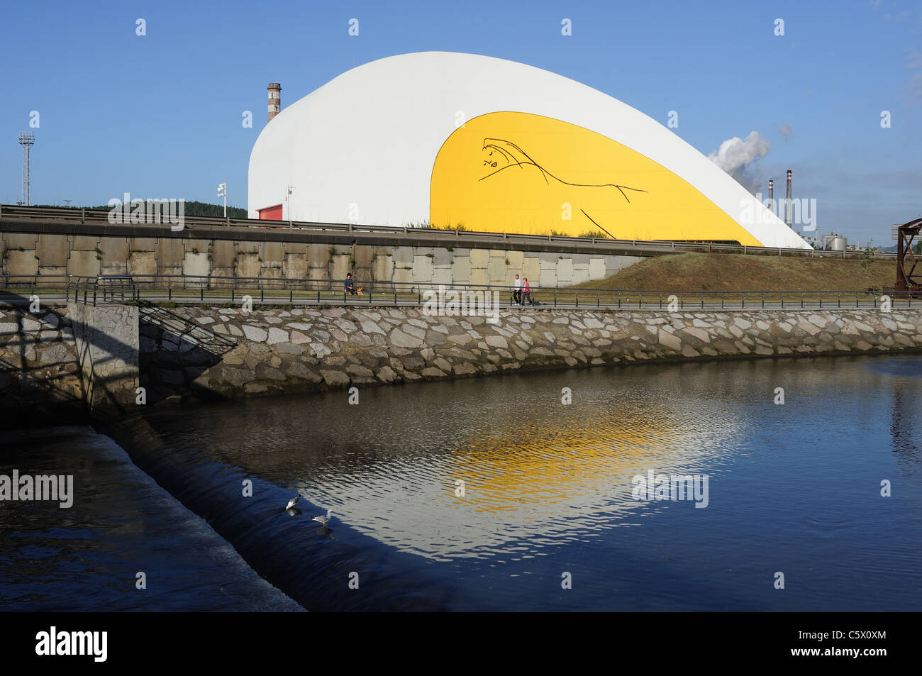 Auditorium Niemeyer ' Centro ' Nella ría di Avilés . Principado de Asturias . Spagna Foto Stock