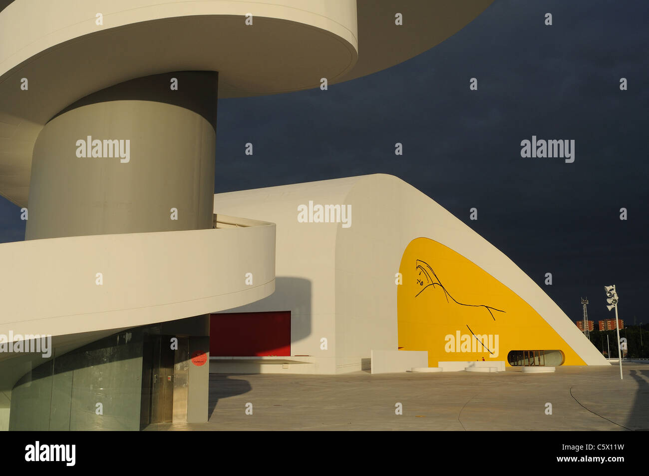 ' Niemeyer Centro ' Nella ría di Avilés . Principado de Asturias . Spagna Foto Stock