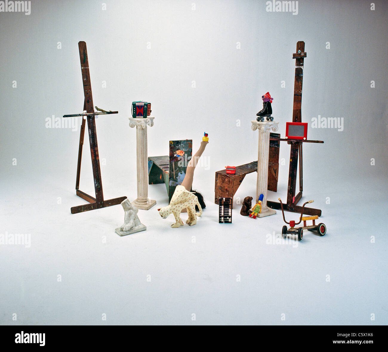 Un assortimento di scuola di arte di puntelli e attrezzature. Foto Stock