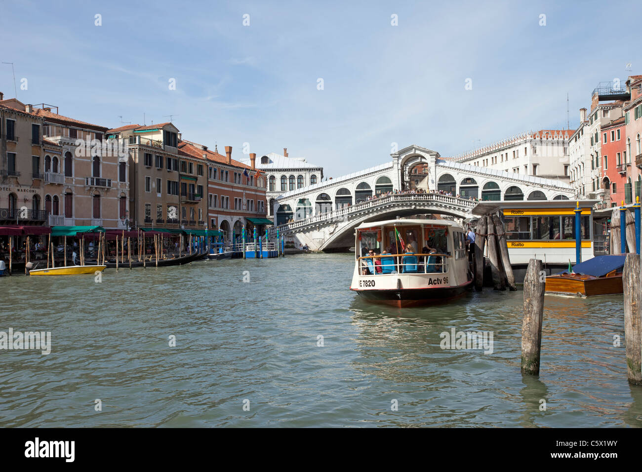 Ponte di Rialto sul Canal Grande di Venezia, Italia. Mostra gli hotels di rivestimento del canale e vaporetti che operano sul canale. Foto Stock