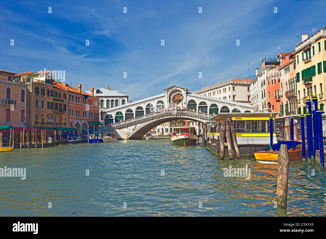 Ponte sul Canal Grande di Venezia, Italia. Ampio angolo immagine Mostra gli hotels di rivestimento del canale e vaporetti in viaggio Foto Stock