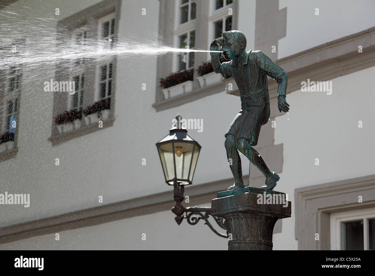 Schaengelbrunnen von Carl Burger mit dem Wasserspucker Schaengel oder Schang im Hof des Rathauses von Koblenz, Renania-Palatinato Foto Stock