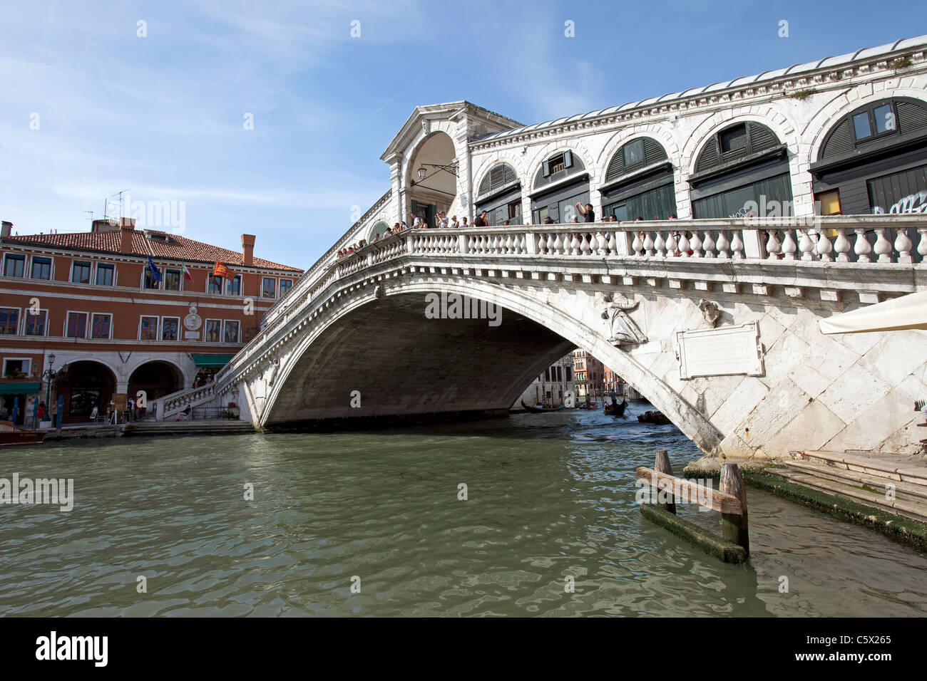 Ponte di Rialto sul Canal Grande di Venezia, Italia mostra turisti attraversando. Foto Stock