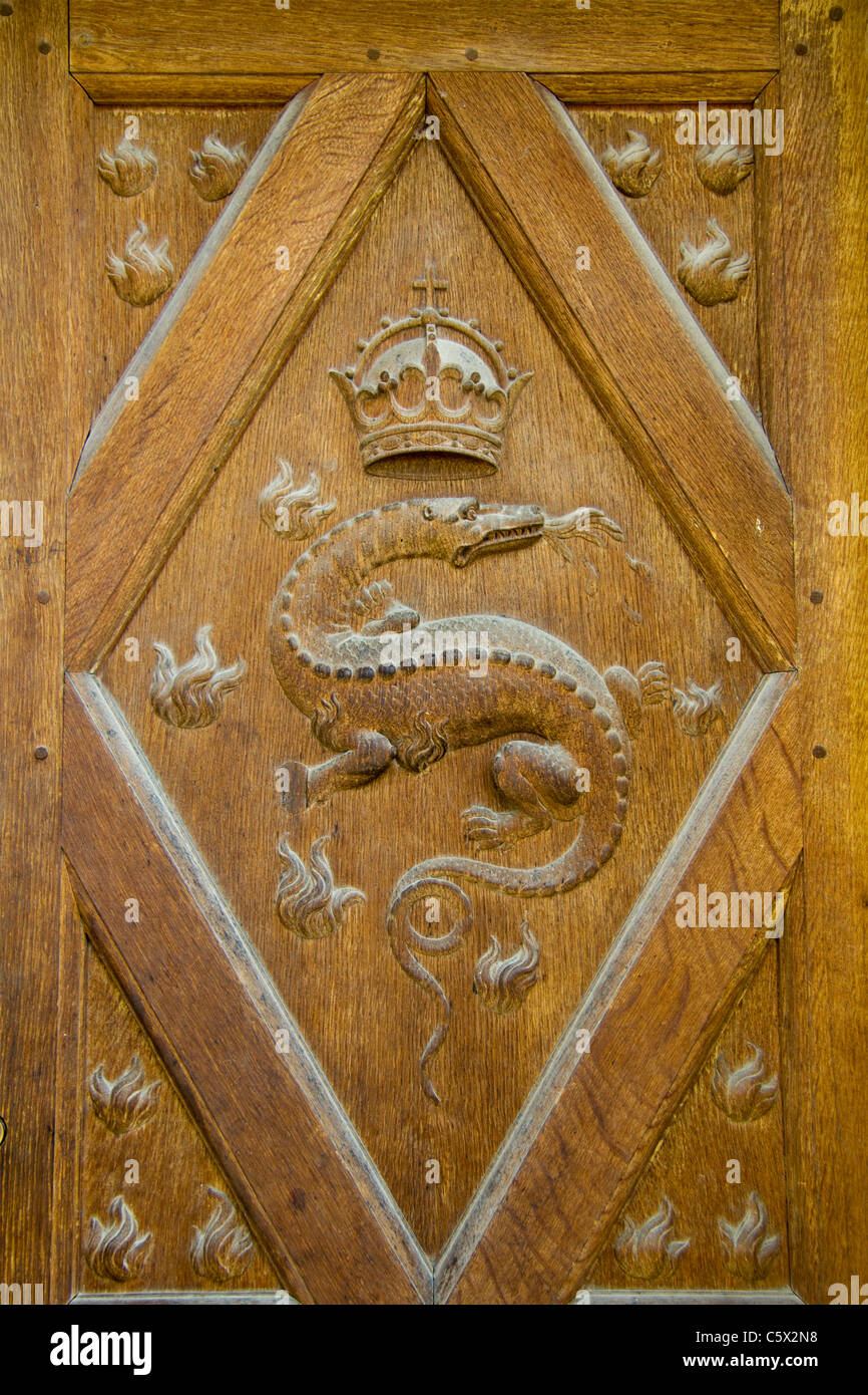 Il simbolo reale della salamandra su un legno marrone porta, castello della Loira, Chateau de Chambord, Francia Foto Stock