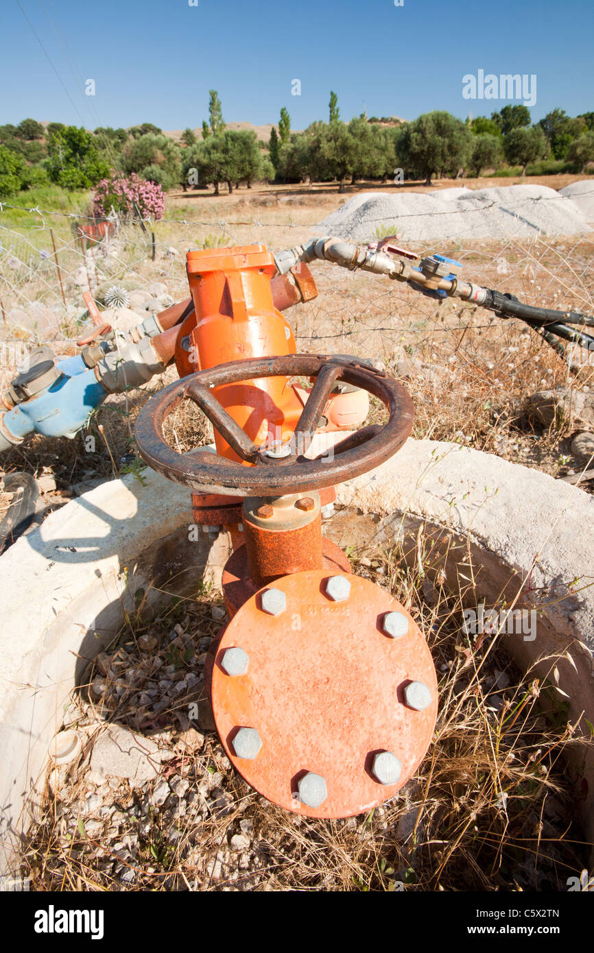 Acqua di irrigazione tubi di adduzione di acqua di terreni agricoli circostanti vicino a Skala Eresou su Lesbo, Grecia. Foto Stock