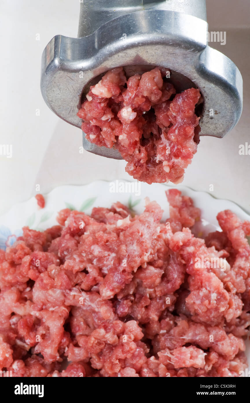 Oggetto su bianco - tritacarne con tritare la carne Foto Stock