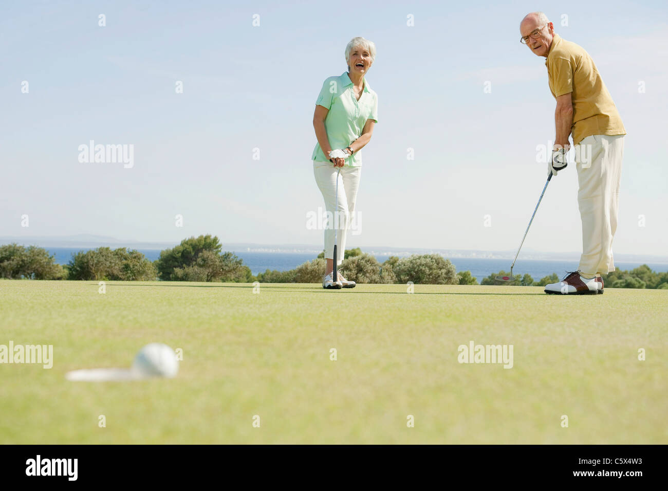 Spagna, Mallorca, coppia Senior giocando a golf Foto Stock