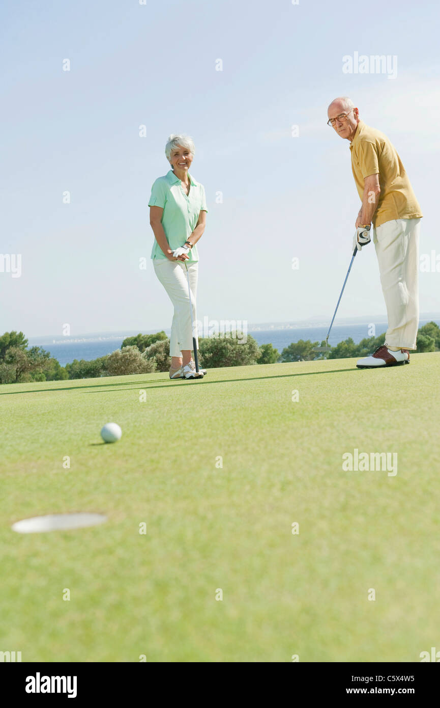 Spagna, Mallorca, coppia Senior giocando a golf Foto Stock