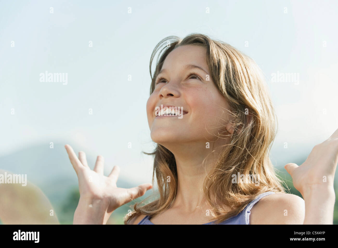 Spagna, Mallorca, ragazza (19-11) guardando in alto, sorridente, ritratto Foto Stock