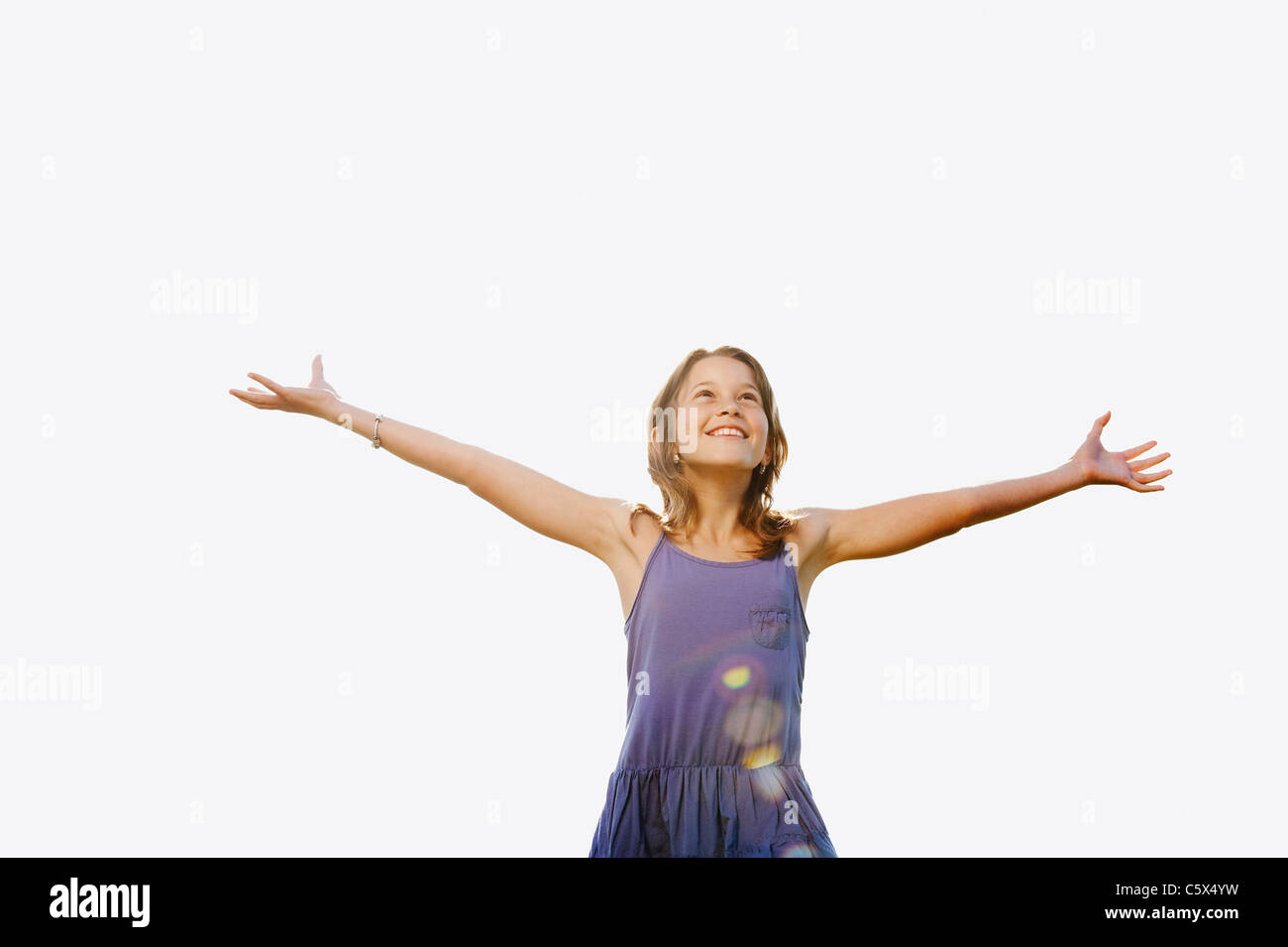 La ragazza (19-11) guardando in alto, braccia tese Foto Stock