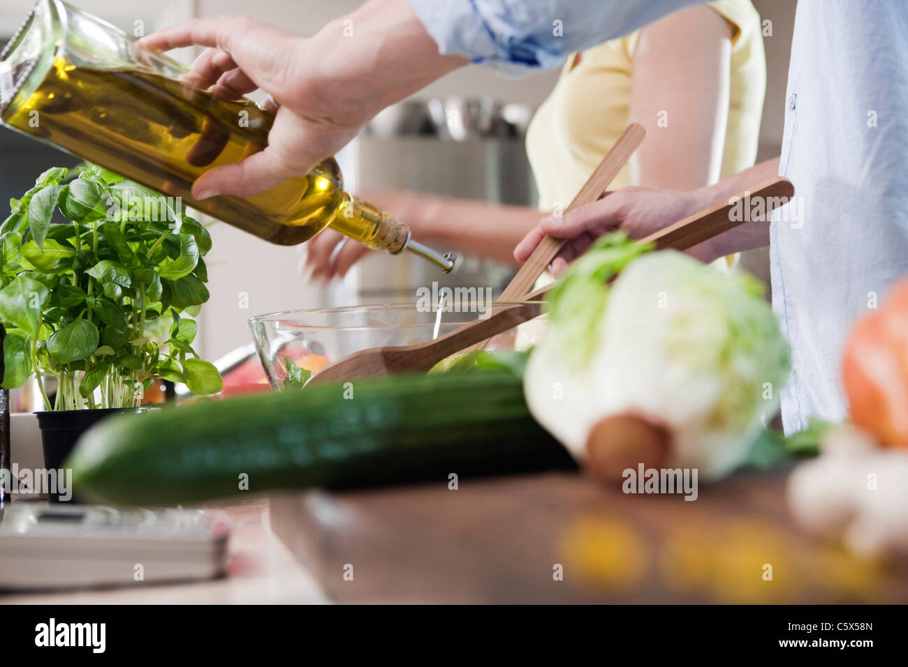 Germania, Amburgo, matura in cucina nella preparazione degli alimenti Foto Stock