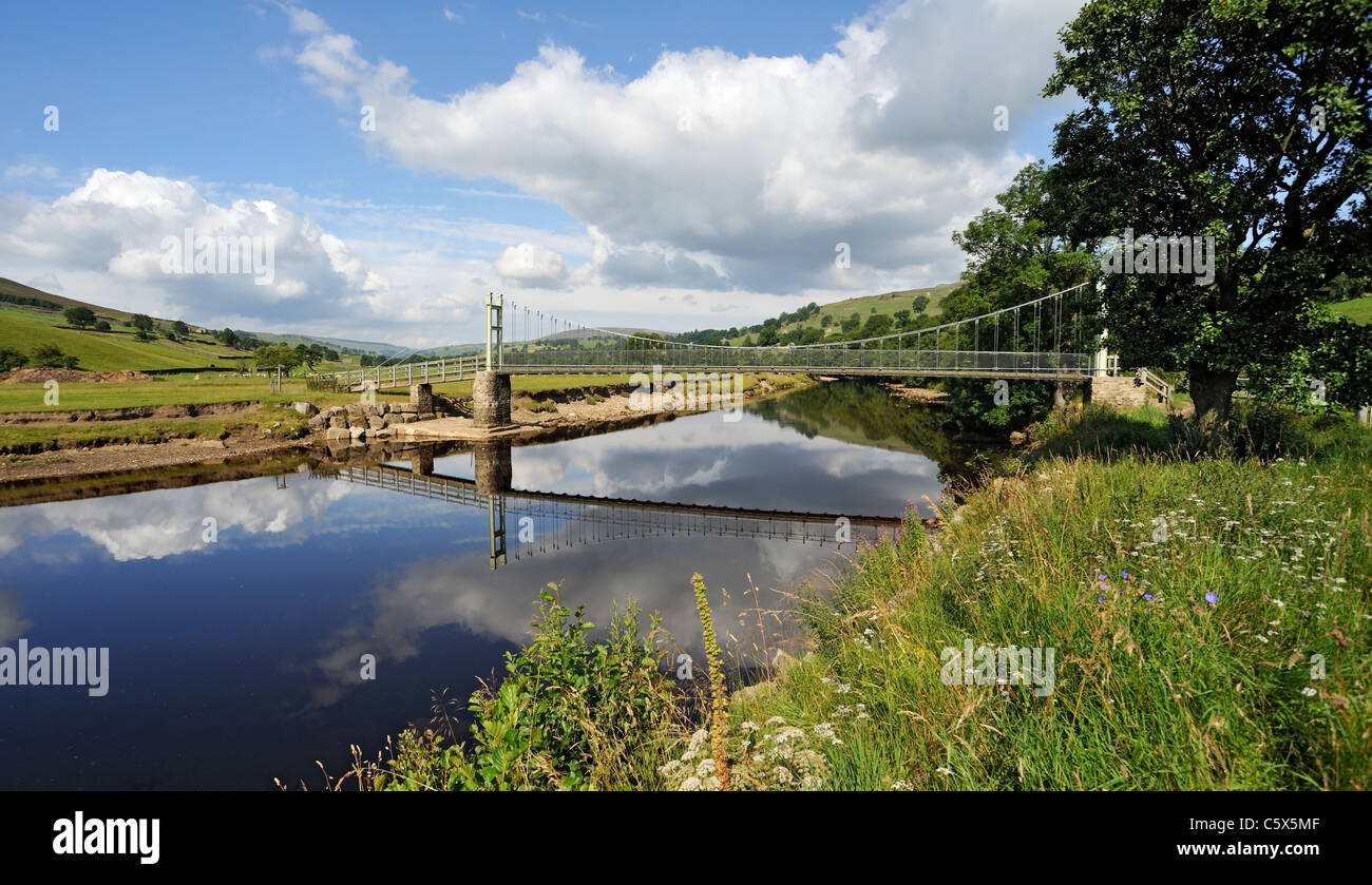 Estate riflessioni nel fiume Swale, Reeth, nello Yorkshire, Inghilterra Foto Stock