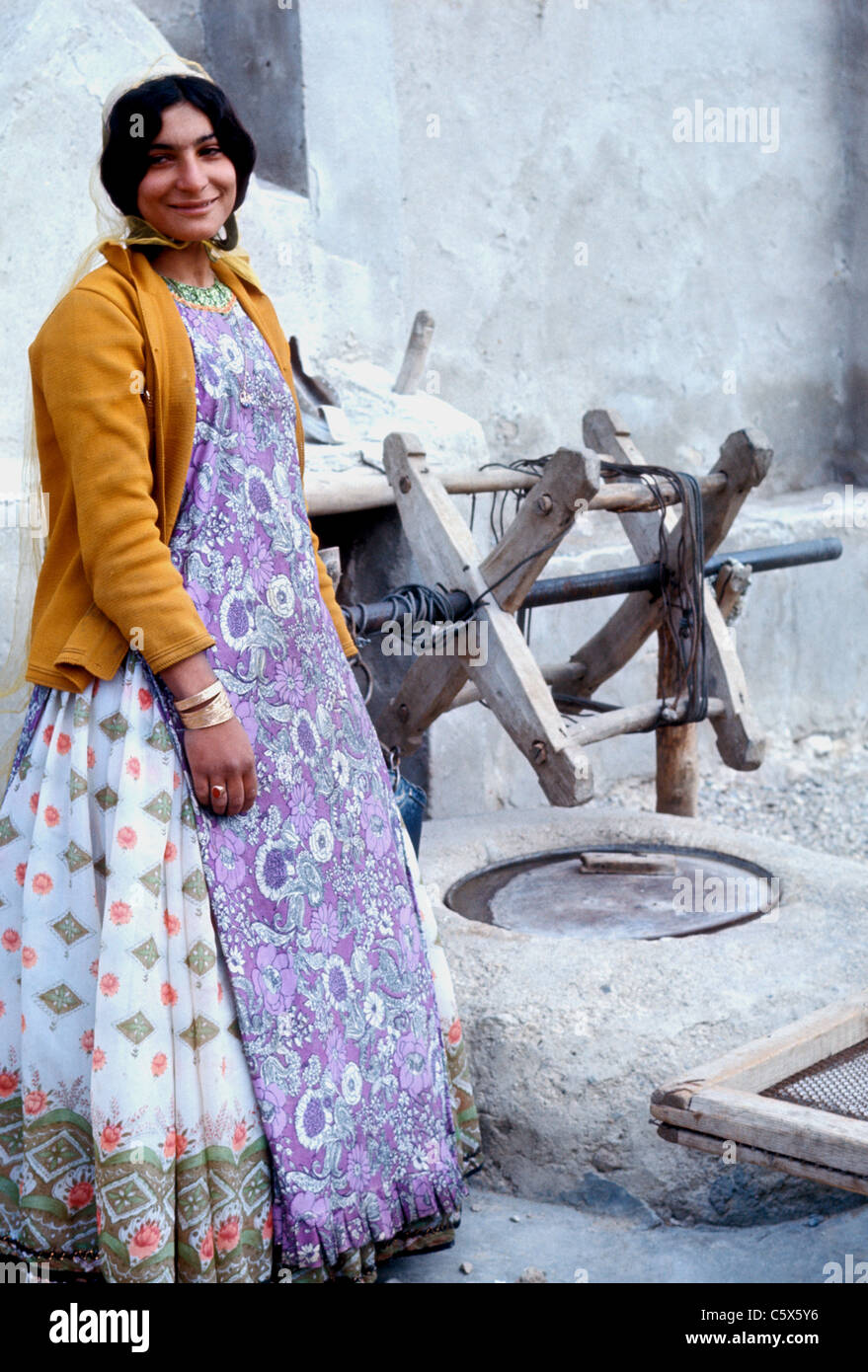 Donna musulmana di un bene vicino Shiraz in Iran. Indossa un costume regionale e viene svelata. 1971 Foto Stock