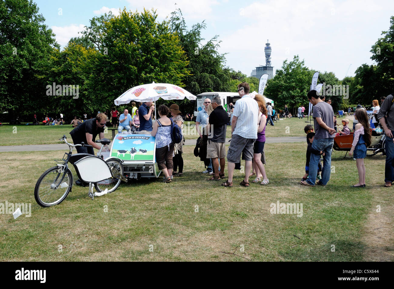 Ben e Jerry's Ice Cream rimorchio trainato da una bicicletta, di servire il gelato a Camden, ora Londra Fiera verde Inghilterra REGNO UNITO Foto Stock