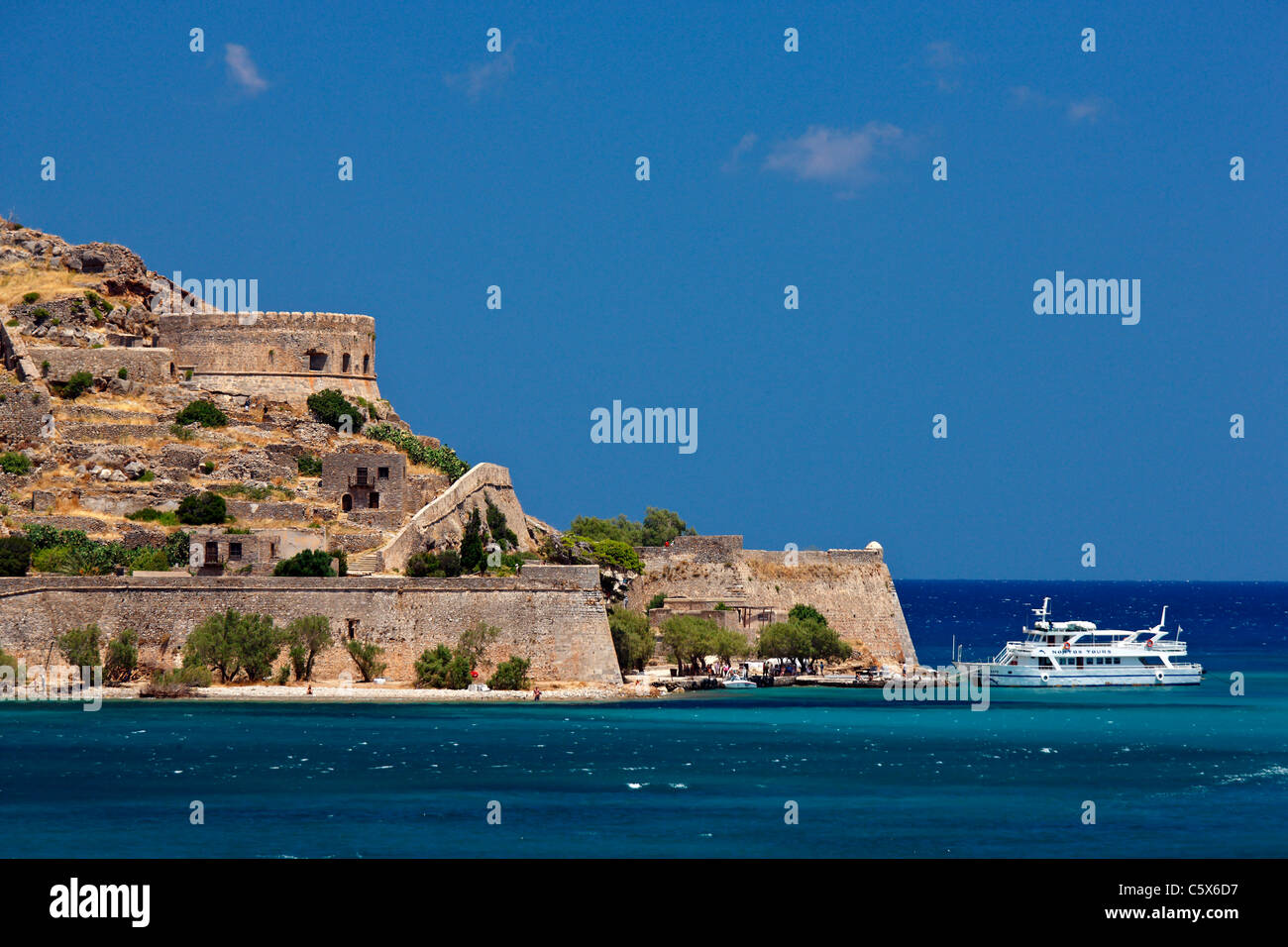 Isola di Spinalonga e Castello, ex lebbrosario, nella baia di Mirabello, prefettura di Lasithi, Creta, Grecia Foto Stock