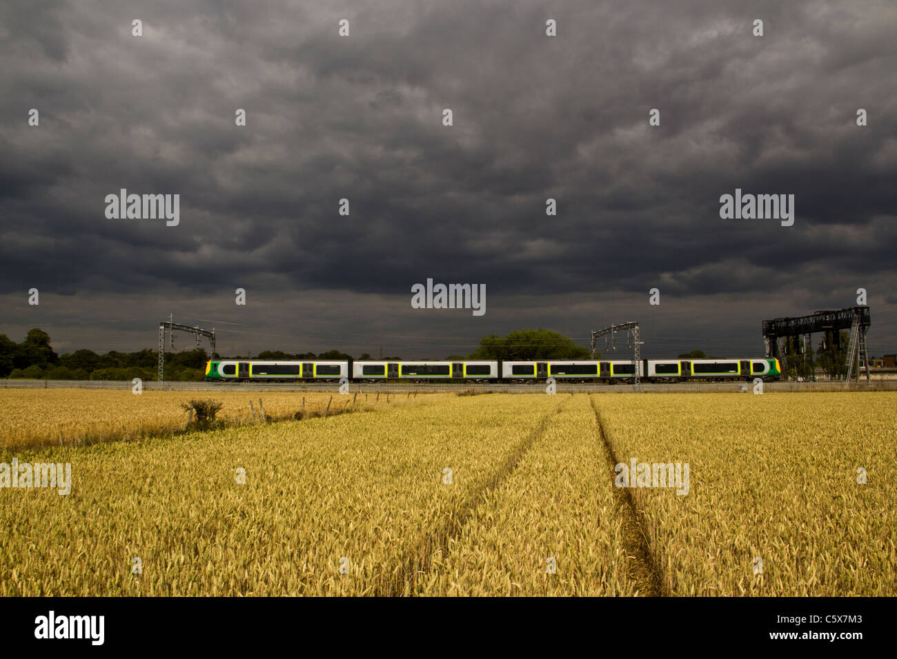 A Londra Midland classe 350 UEM passa Comberford, Tamworth. 13 luglio 2011. Foto Stock