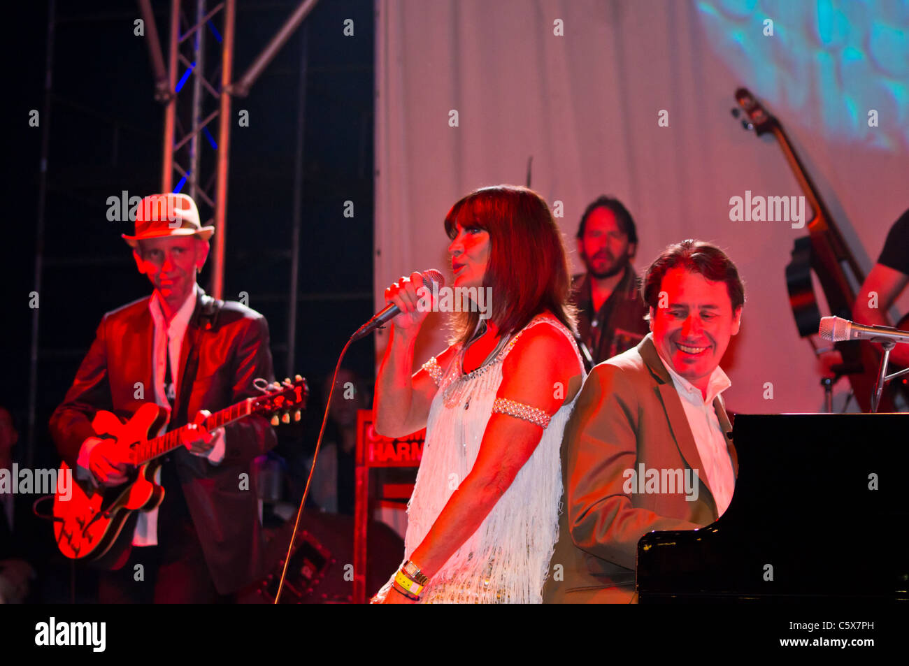 Sandie Shaw con Jools Holland performanti a Wickham Festival, 2011 Foto Stock