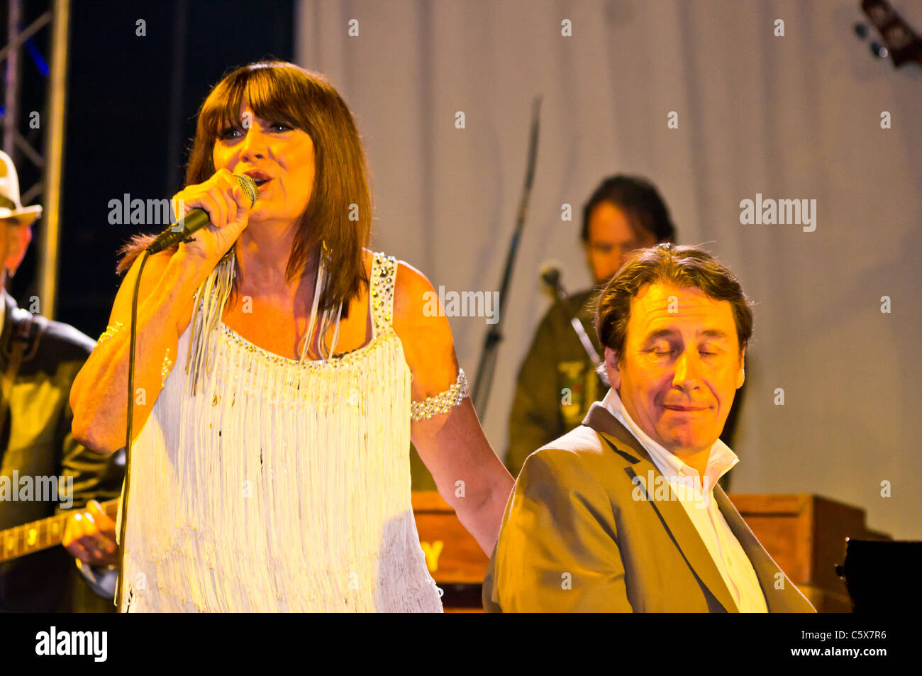 Sandie Shaw con Jools Holland performanti a Wickham Festival, 2011 Foto Stock