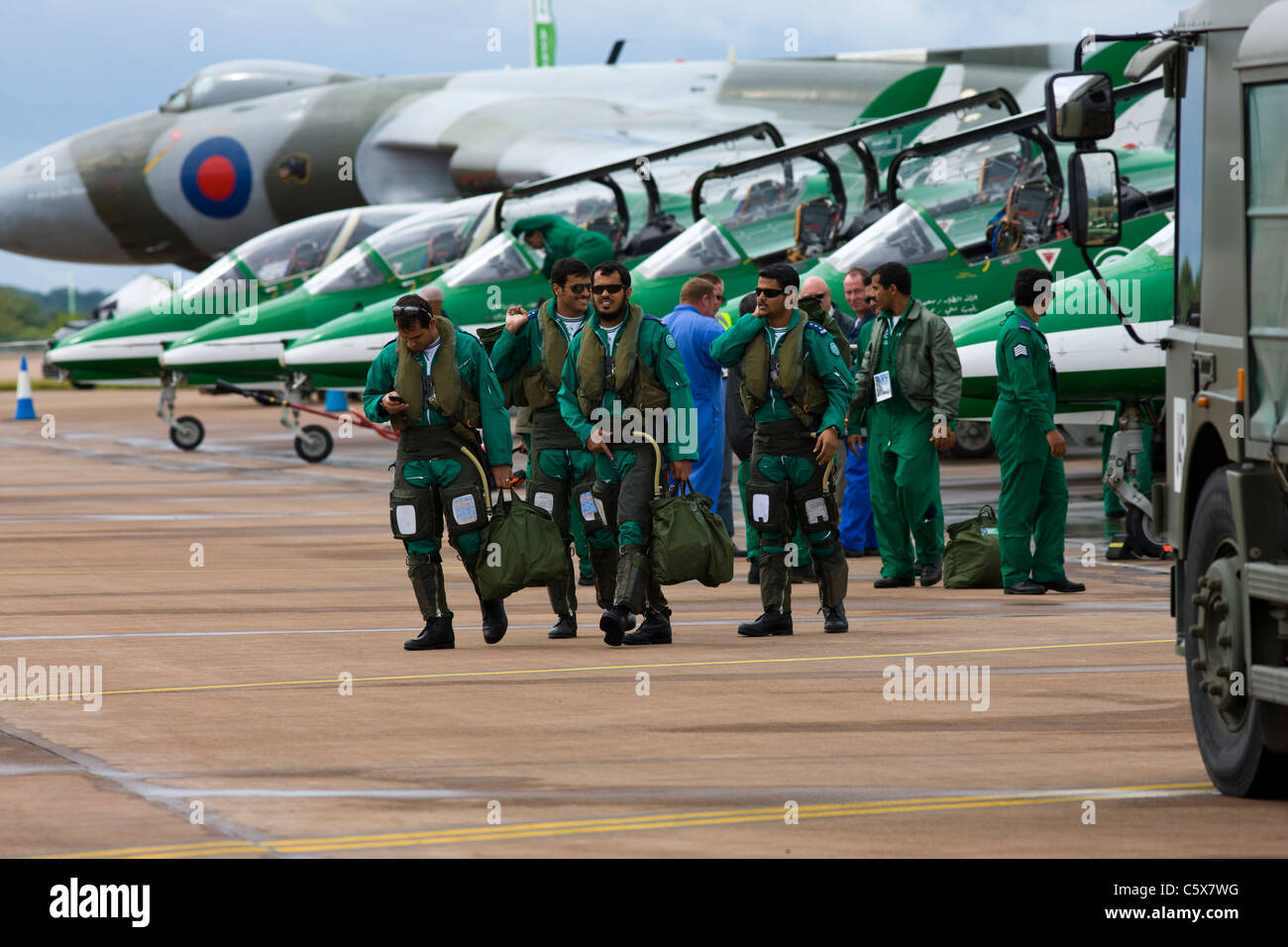 Arabia falchi display aerobatic team con i piloti e il personale a terra dopo un display di volo Foto Stock