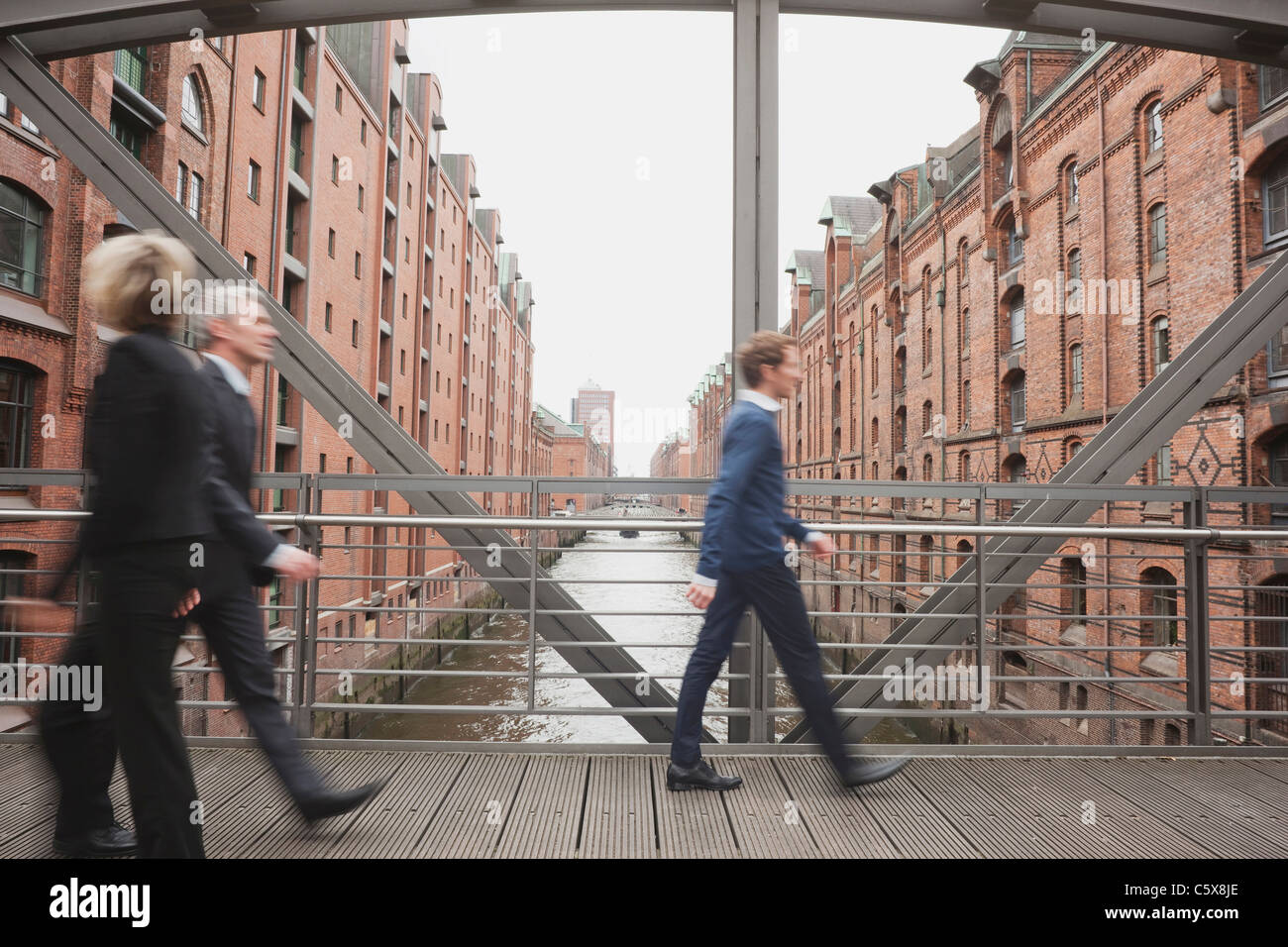 Germania, Amburgo, Business persone attraversando ponte Foto Stock