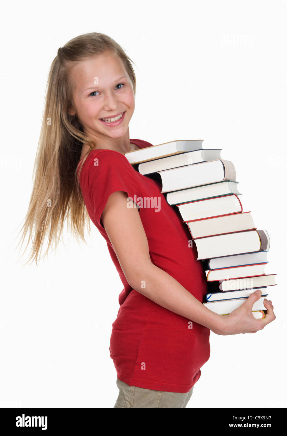 La ragazza che porta pila di libri contro uno sfondo bianco Foto Stock