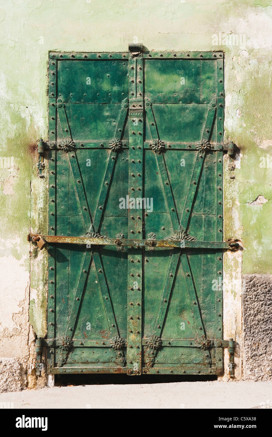 Vecchia facciata, porta in ferro Foto Stock