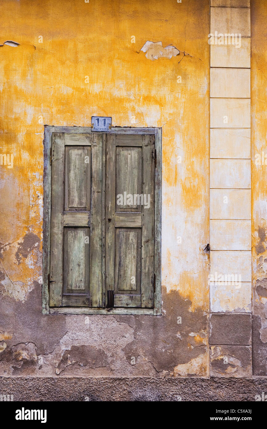 Vecchia facciata, chiuso persiane alle finestre Foto Stock