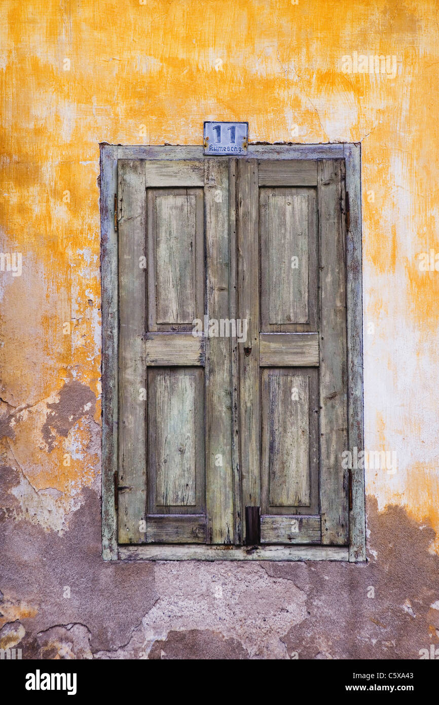 Vecchia facciata, chiuso persiane alle finestre Foto Stock