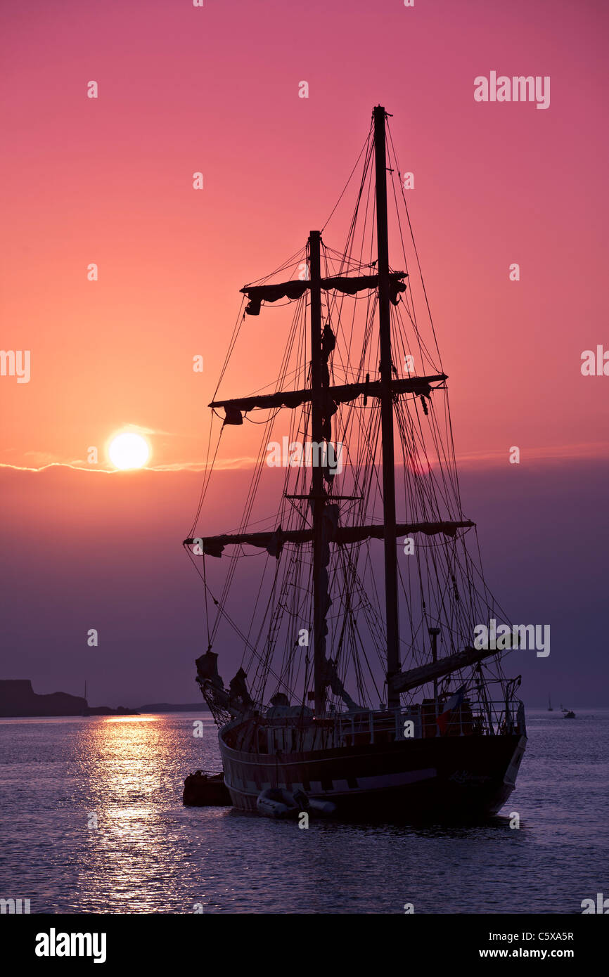 " La Malouine' brigantino a ancoraggio nell'Aber-Wrac'h al crepuscolo (Bretagna) Le brigantin 'la Malouine' . Foto Stock