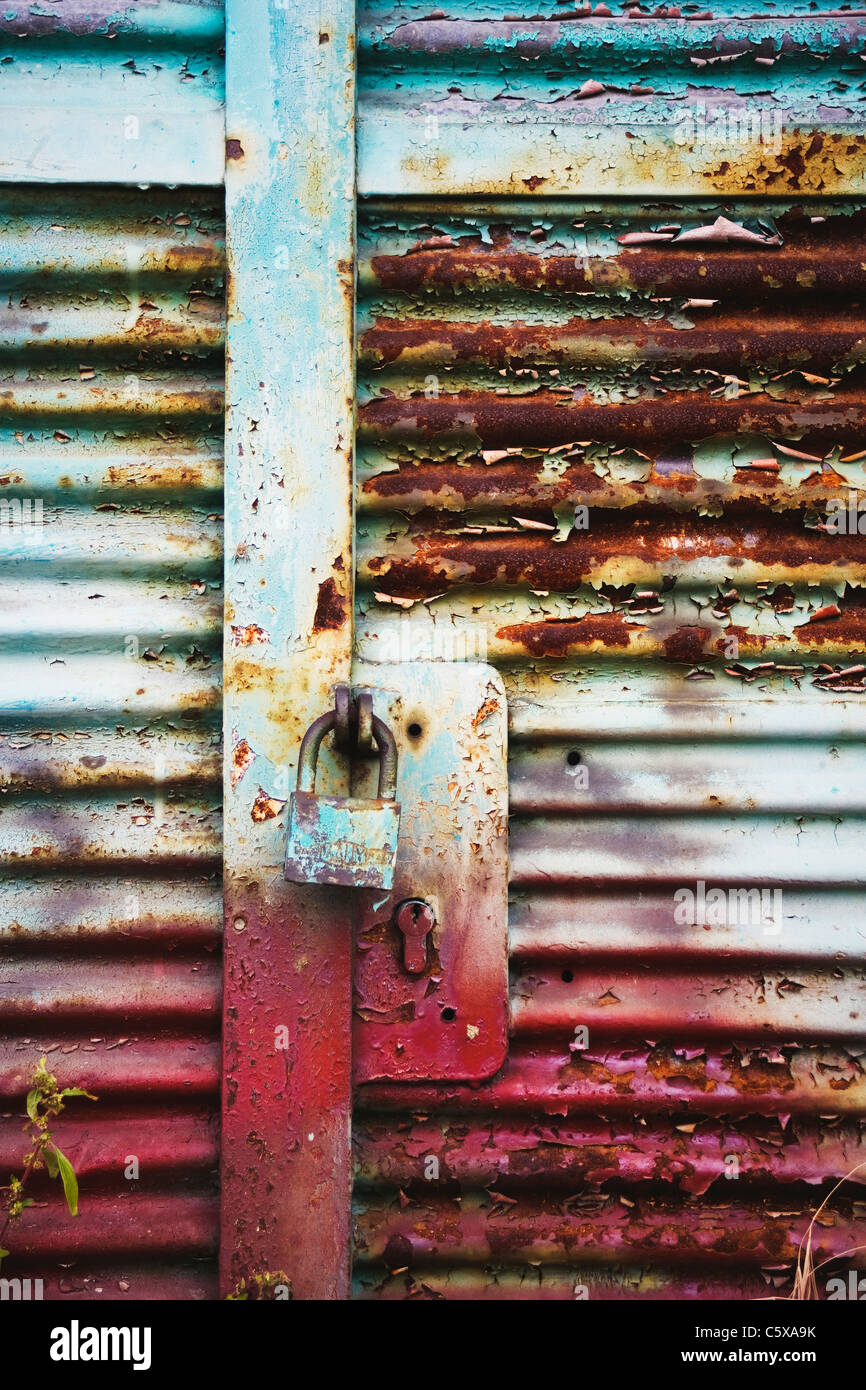Entrata di metallo porta con lucchetto arrugginito Foto Stock