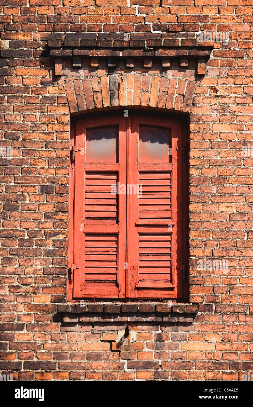 Germania, Mecklenburg-Vorpommern, Schwerin, casa di mattoni, parete finestra chiusa Foto Stock