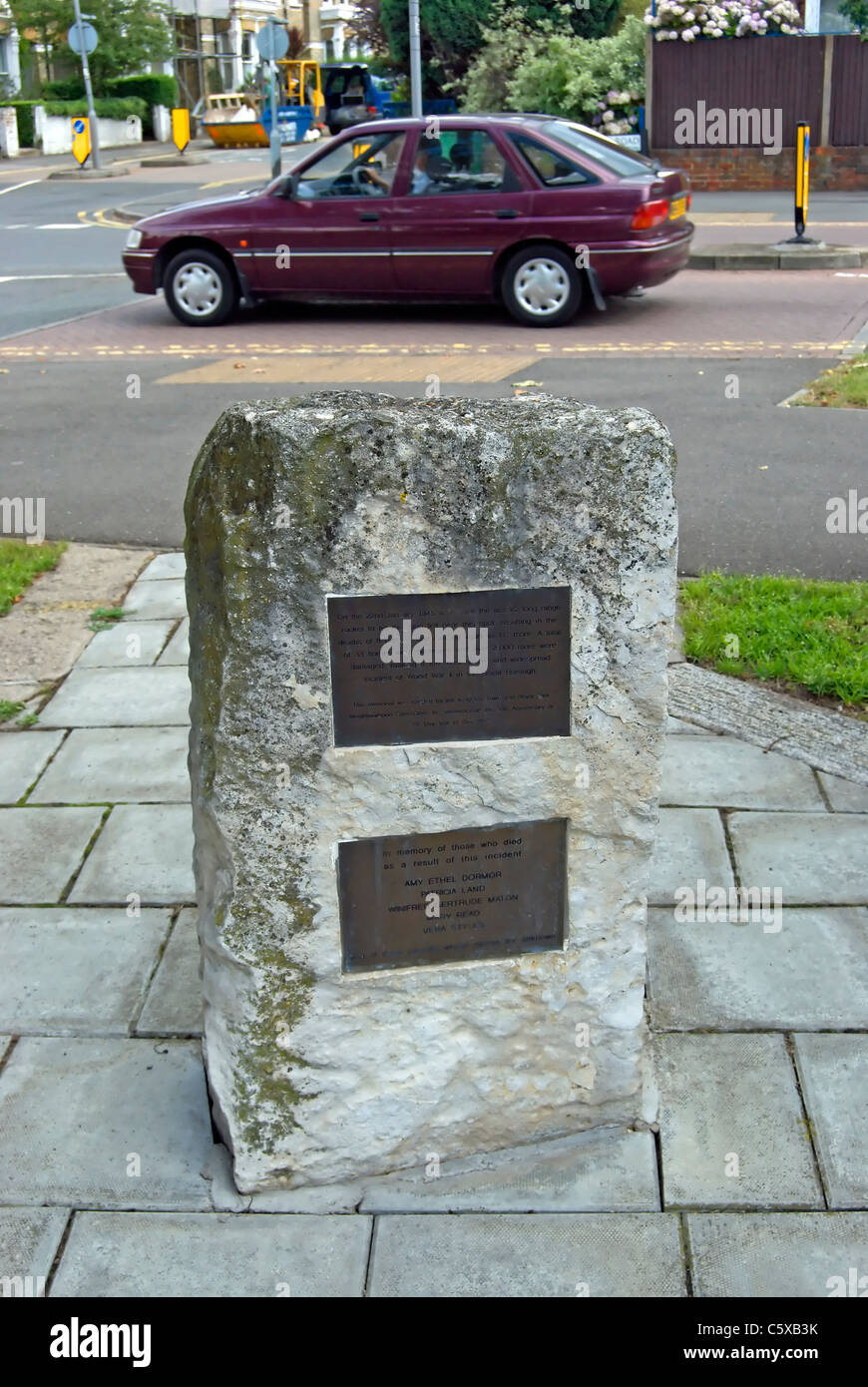 Memoriale per le vittime di un V2 attacco a razzo durante il mese di gennaio 1945 a Kingston upon Thames Surrey, Inghilterra Foto Stock