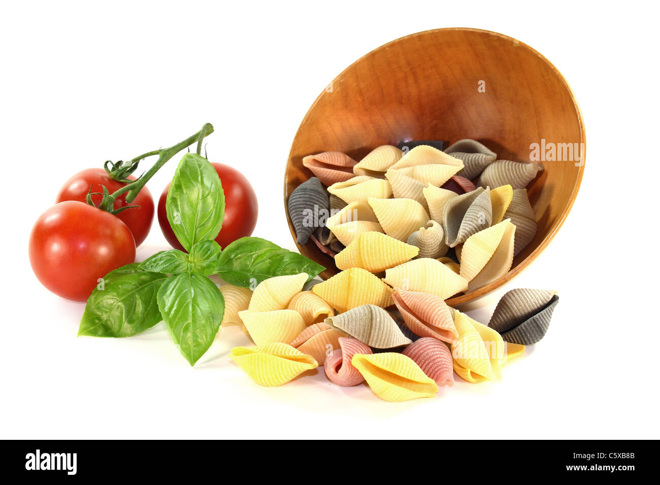 Colorato la pasta di pomodoro e basilico su sfondo bianco Foto Stock