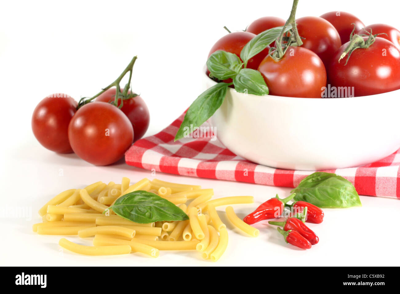 La pasta di pomodoro e basilico su sfondo bianco Foto Stock
