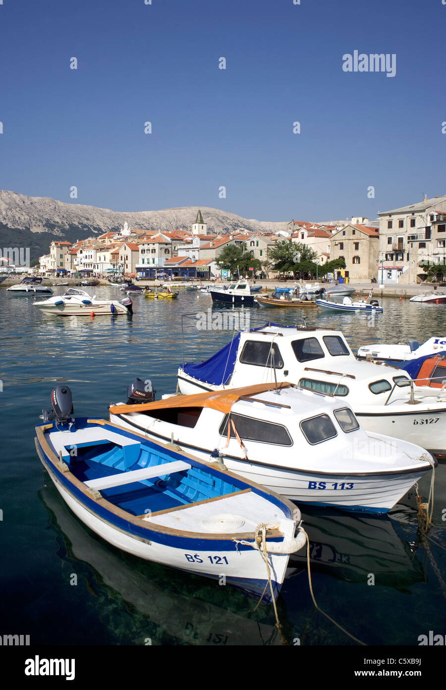 Croazia, isola di Krk, Baska, ancoraggio barche Foto Stock