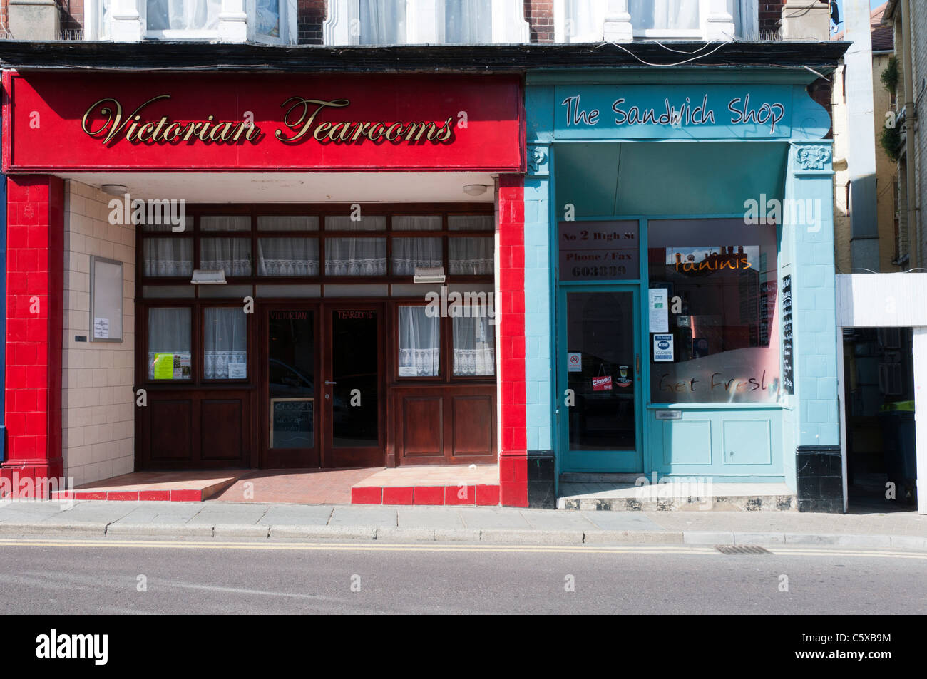 Sala da tè in stile vittoriano e il Sandwich Shop, negozi adiacenti in Broadstairs High Street, Kent Foto Stock