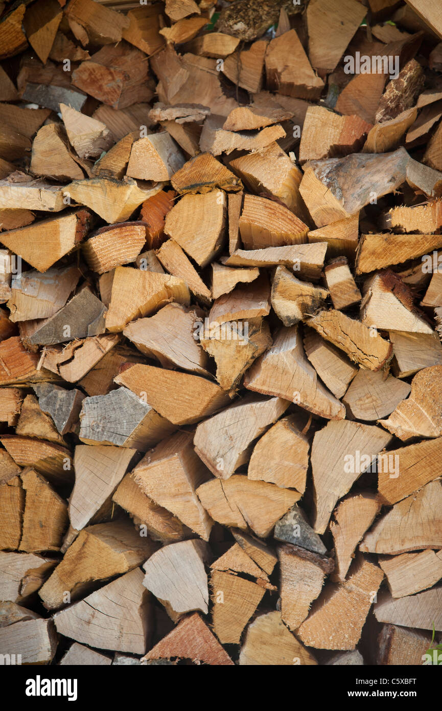 Una pila di tagliare la legna per la stufa a legna REGNO UNITO Foto Stock