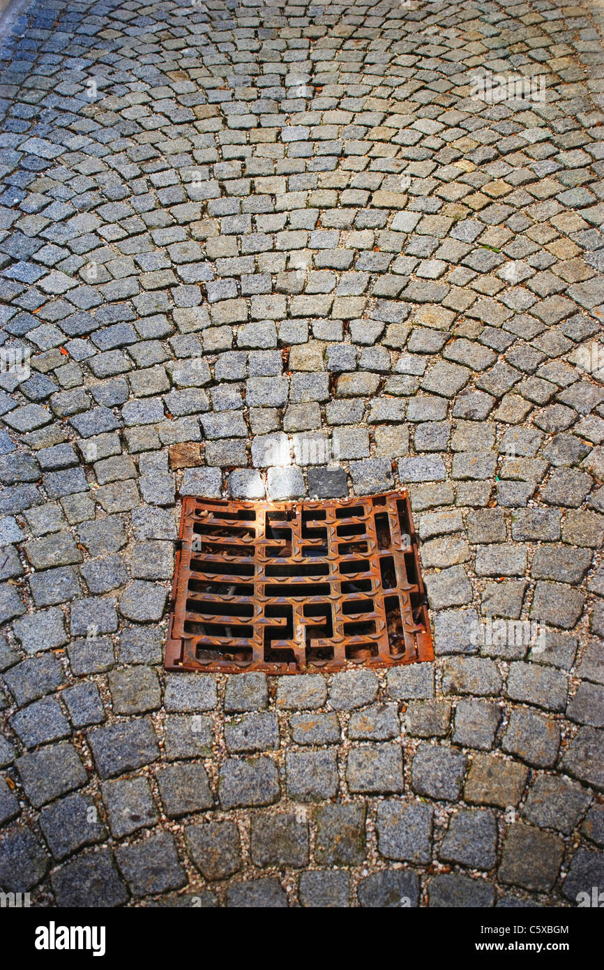 Pavimentazione in ciottoli, rete fognaria, vista in elevazione Foto Stock