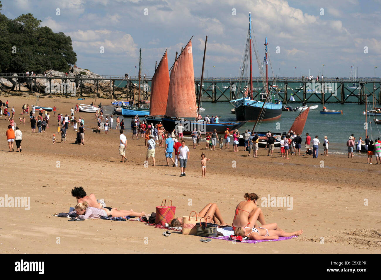 Giovani donne sole sulla spiaggia(Plage des Dames,, Noirmoutier Vendée, Francia). Foto Stock