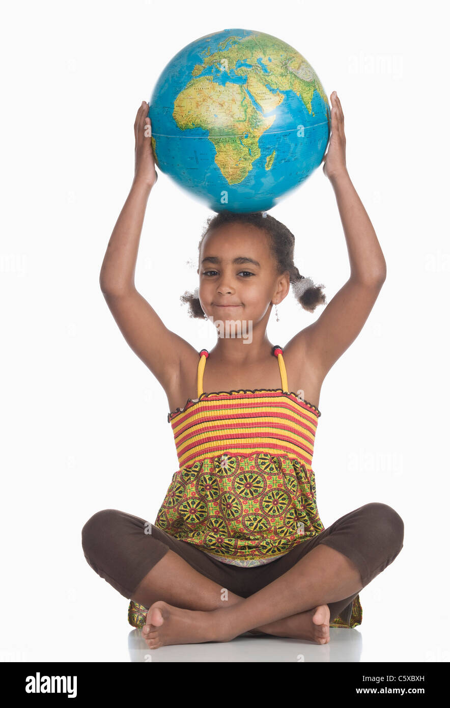 Ragazza africana (6-7) con globo sulla testa, ritratto Foto Stock