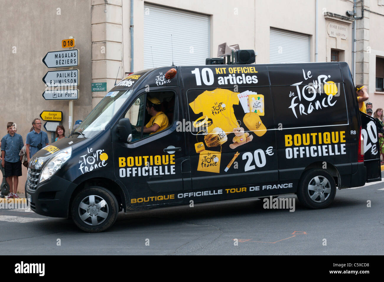 Un furgone precede il Tour de France, la vendita di prodotti ufficiali. Foto Stock