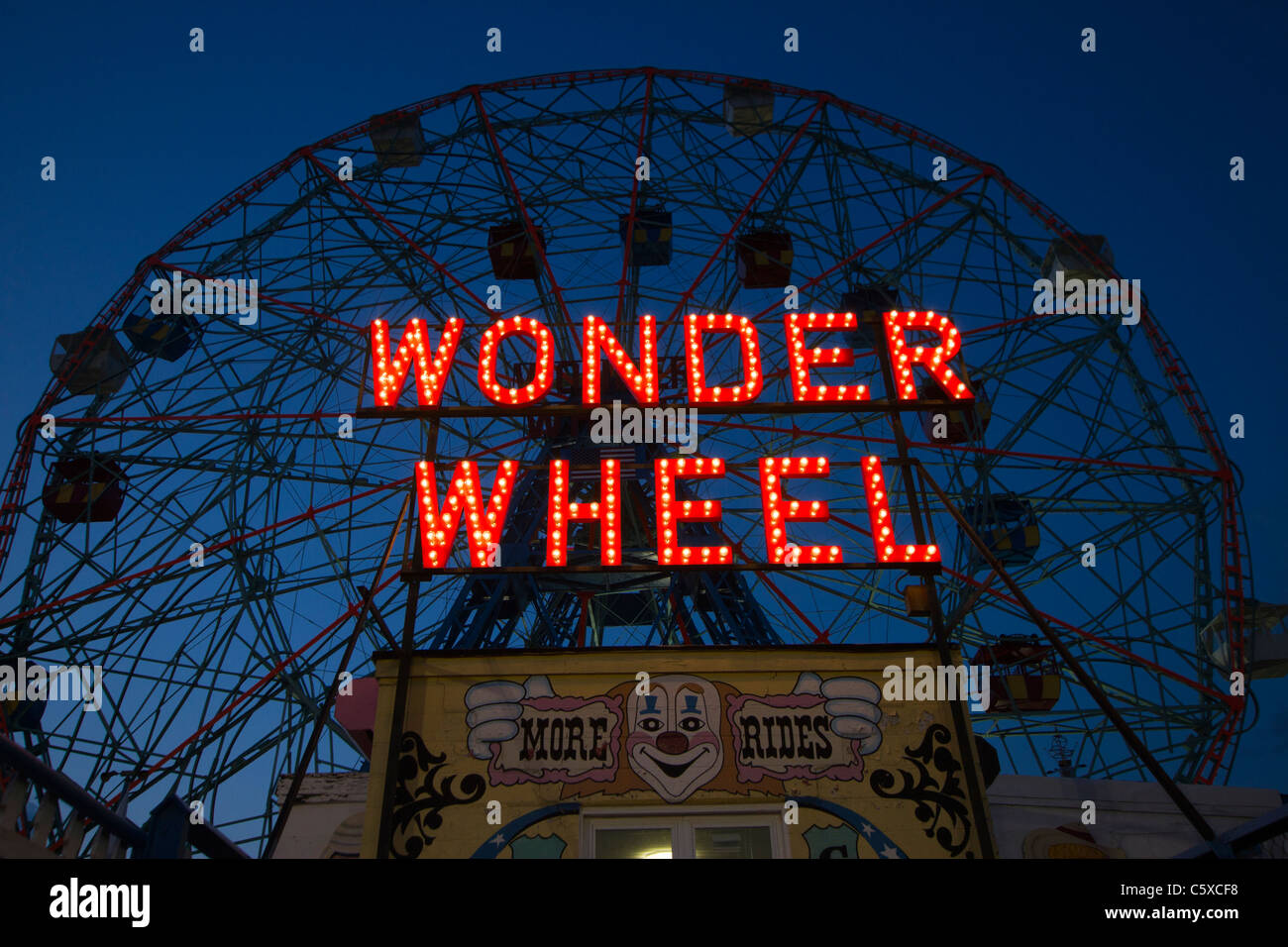 La Wonder Wheel di Coney Island di notte Foto Stock