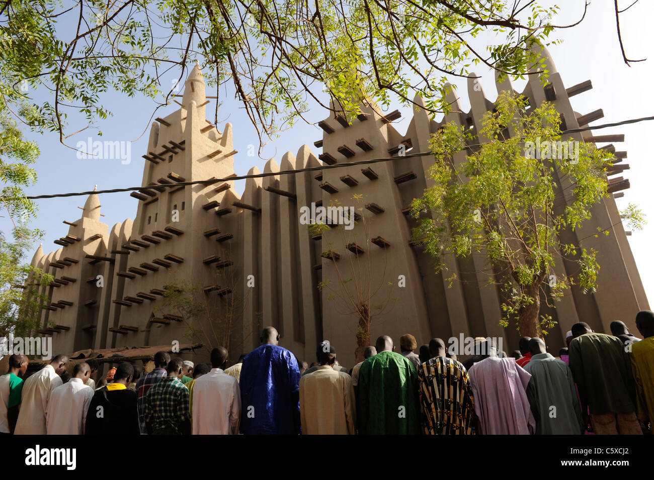 MALI Mopti , musulmani alla preghiera del venerdì di fronte alla Grande Moschea costruire da argilla , un patrimonio mondiale UNESCO Foto Stock