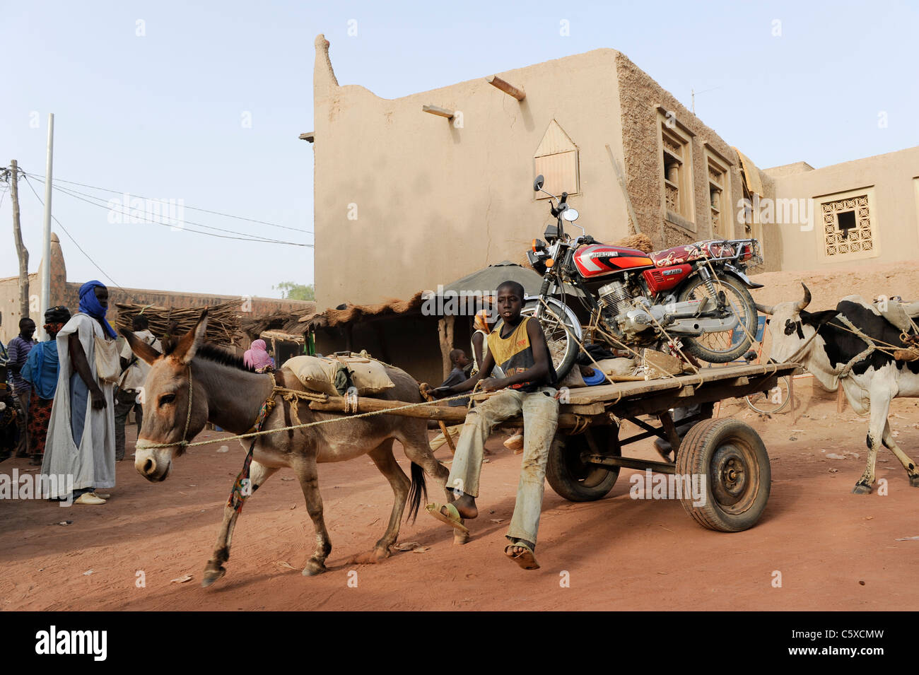 MALI Djenne trasporto di moto cinese Haojin con donkey carrello per il mercato Foto Stock