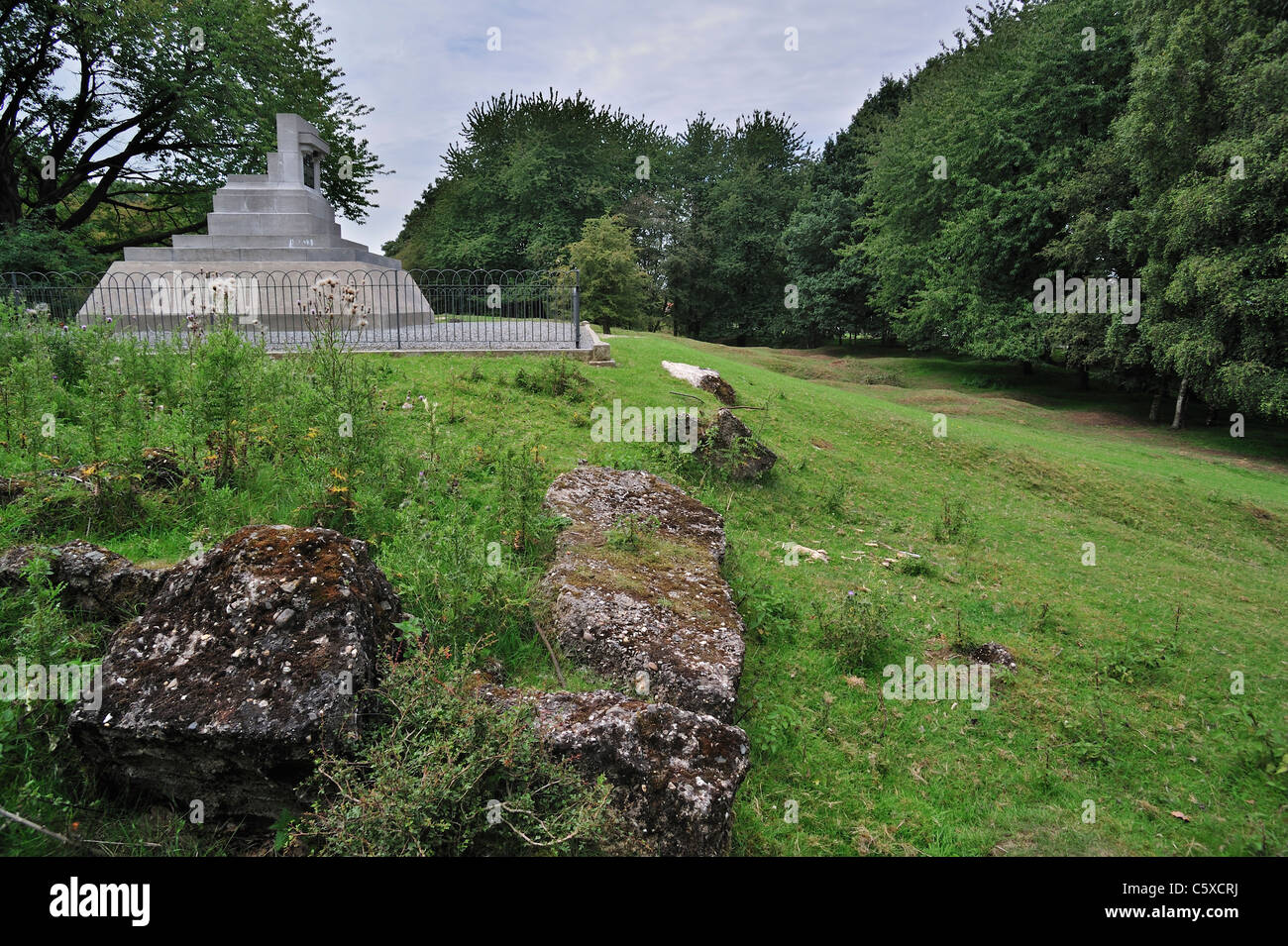 Rimane del tedesco WW1 bunker di cemento e il monumento a collina 60, la prima guerra mondiale un sito alla Zillebeke, Fiandre Occidentali, Belgio Foto Stock