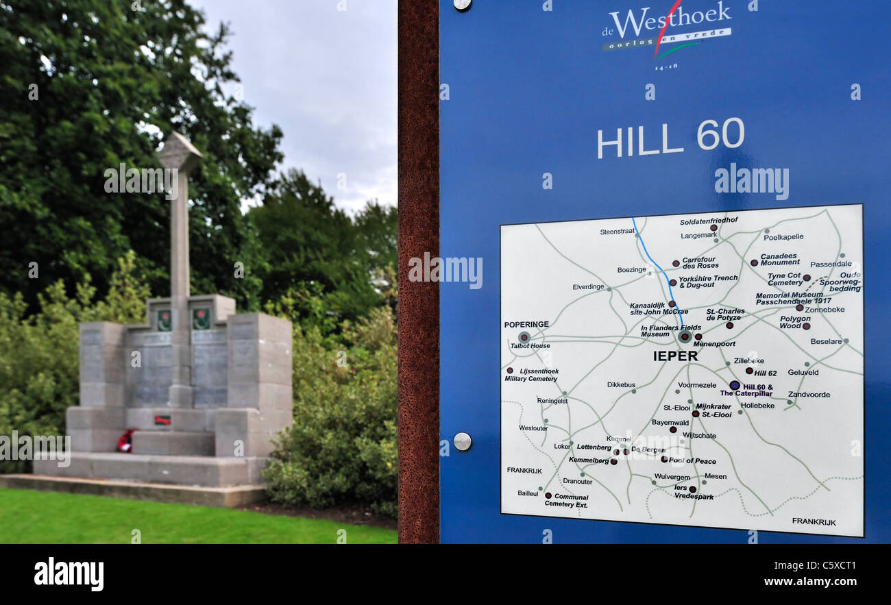 British WWI monumento e cartello con mappa alla collina 60, la prima guerra mondiale un sito alla Zillebeke, Fiandre Occidentali, Belgio Foto Stock