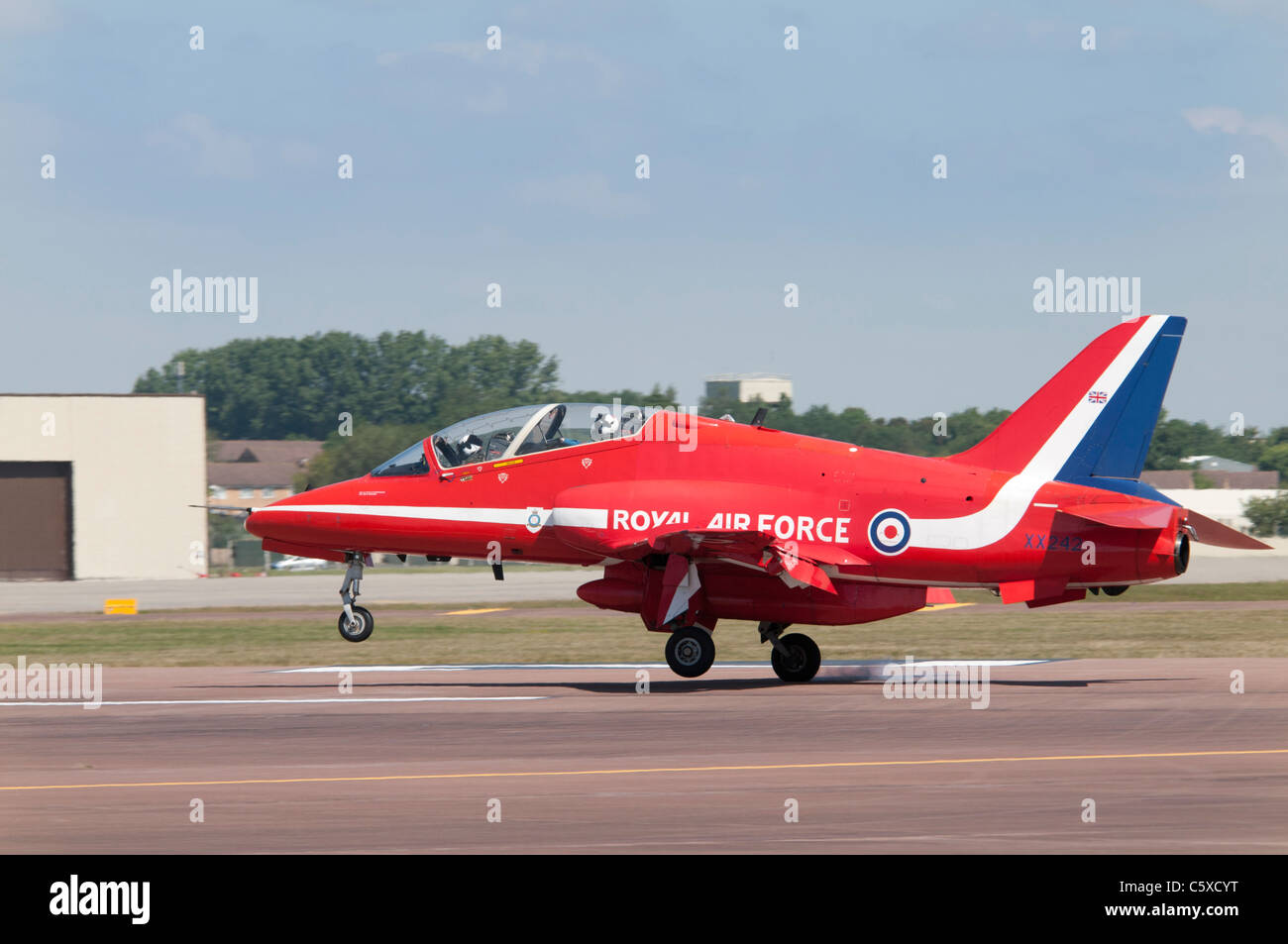 BAE Systems Hawk T1 Jet militare Trainer XX242 della RAF frecce rosse Aerobatic Team Display tocca giù a Fairford Foto Stock