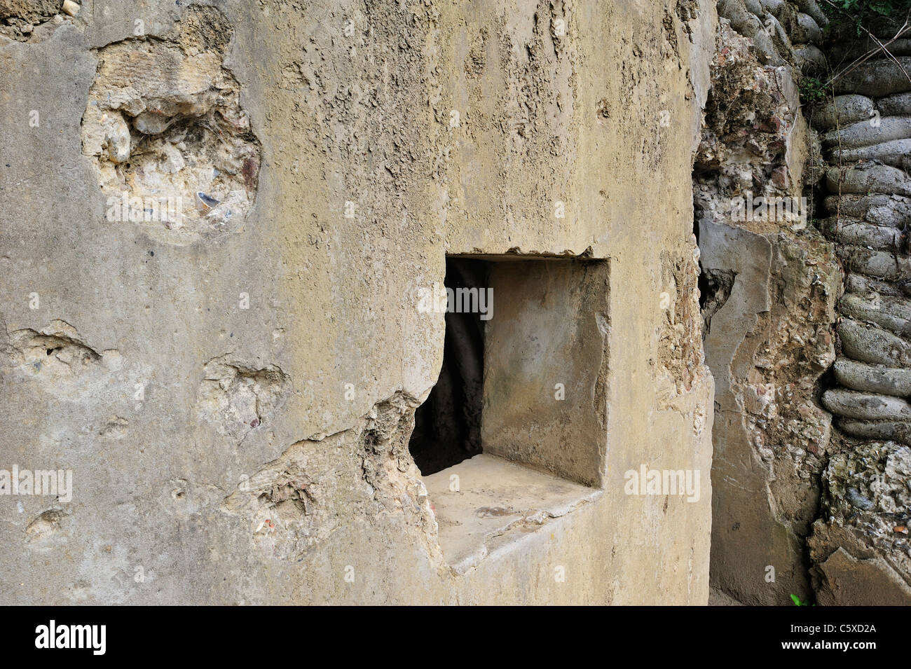 Fori di proiettile in British WWI bunker come sede sul Lettenberg, la prima guerra mondiale un sito a Kemmel, Fiandre Occidentali, Belgio Foto Stock