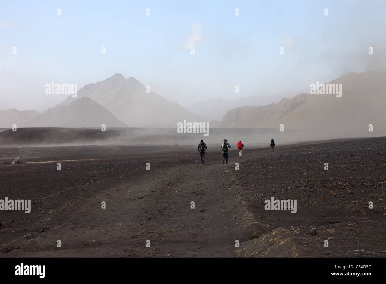 Gli escursionisti in Emstrur Area del Laugavegur (Laugavegurinn) Sentiero Escursionistico con ceneri vulcaniche tempesta di polvere davanti, Islanda Foto Stock