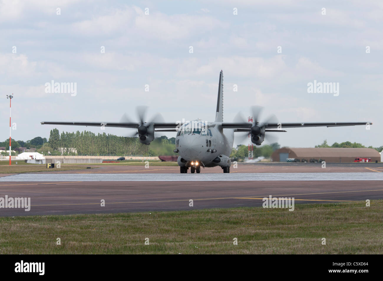 Alenia C-27J Spartan di medie dimensioni per il trasporto militare aereo arriva a RAF Fairford, in Inghilterra per il 2011 RIAT Foto Stock